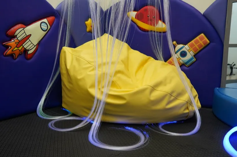 มุมบีนแบ็กและม่านไฟเบอร์ใน Multisensory Room ธีมอวกาศ